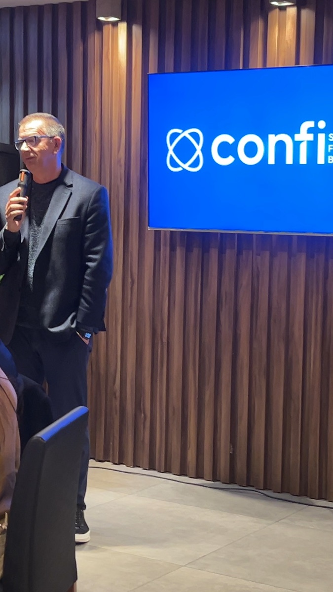 Apresentação corporativa com telão durante evento da Confi no El Vinos Gastrowine